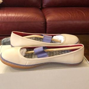 Vivobarefoot pair of mary jane’s in beige/lavender colors, never work, size 38